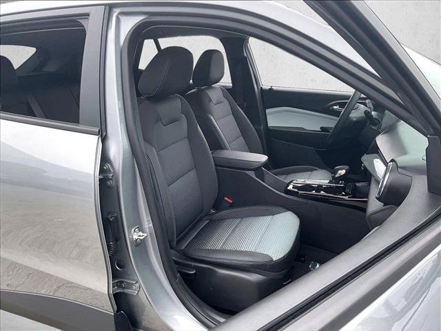 Certified 2025 Chevrolet Trax LT w/ LPO, Blackout Package FWD image 9