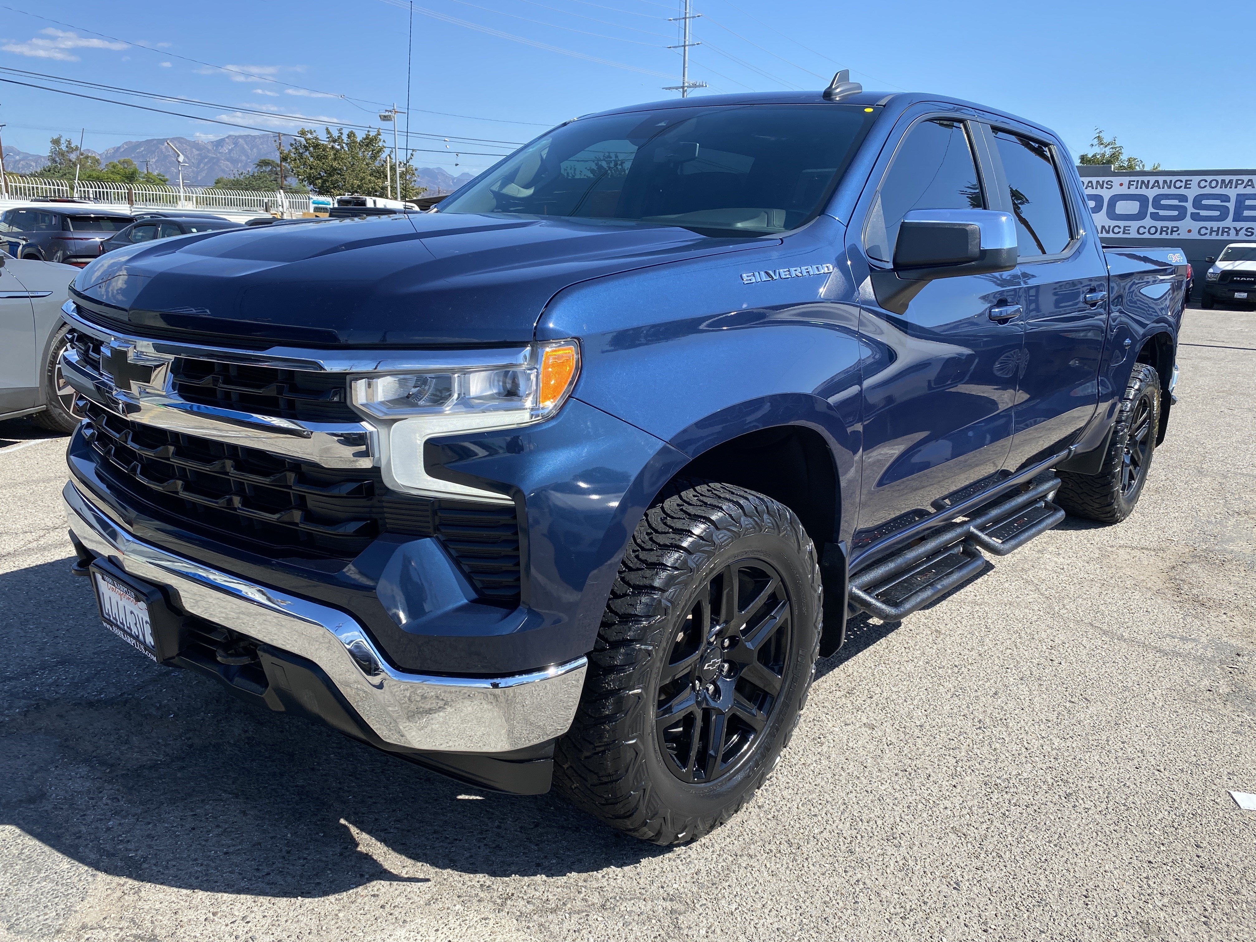Used 2023 Chevrolet Silverado 1500 LT AWD/4WD image 2