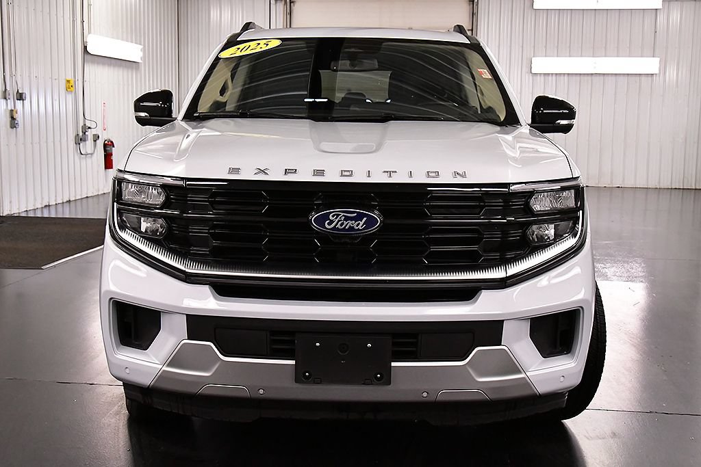 Used 2025 Ford Expedition Max Platinum w/ Driver's Package AWD/4WD image 2