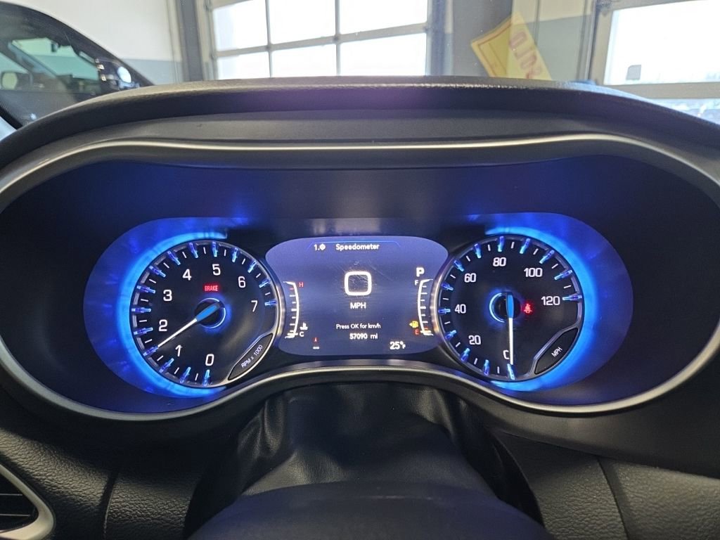 Used 2023 Chrysler Pacifica Touring-L image 25