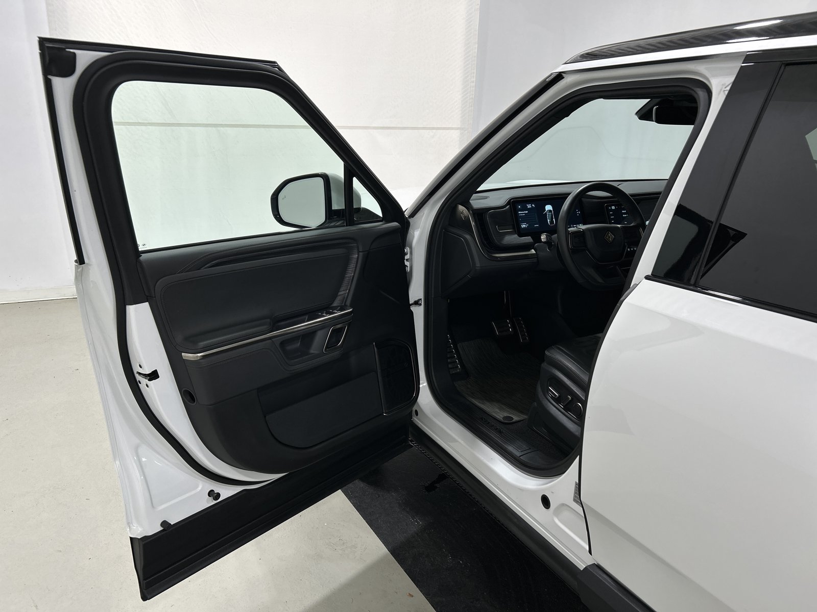 Used 2023 Rivian R1S Adventure AWD/4WD image 16