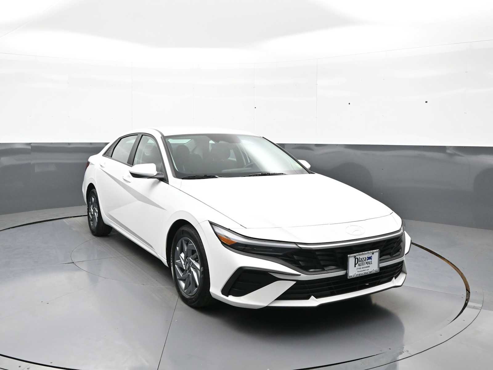 Certified 2024 Hyundai Elantra SEL FWD image 3