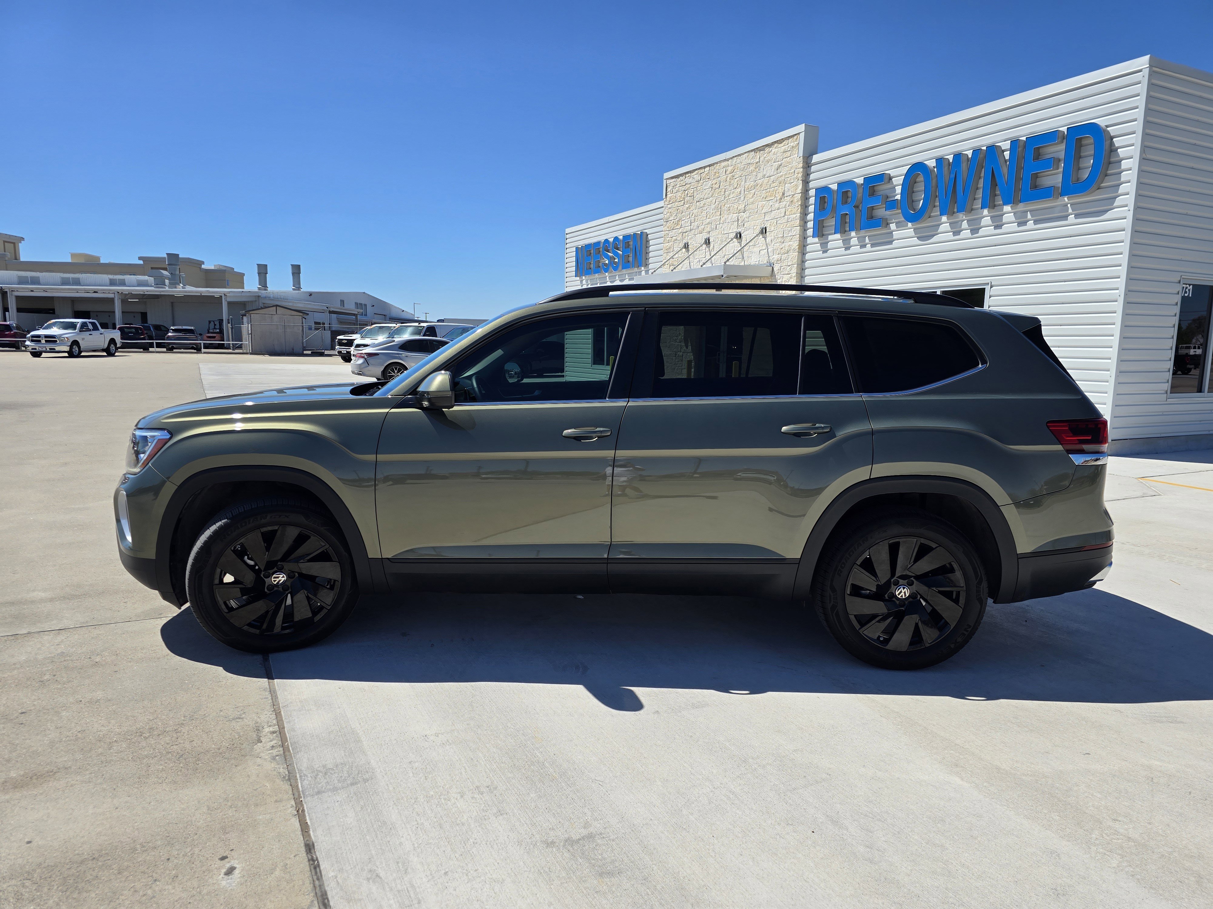 Used 2025 Volkswagen Atlas SE image 6