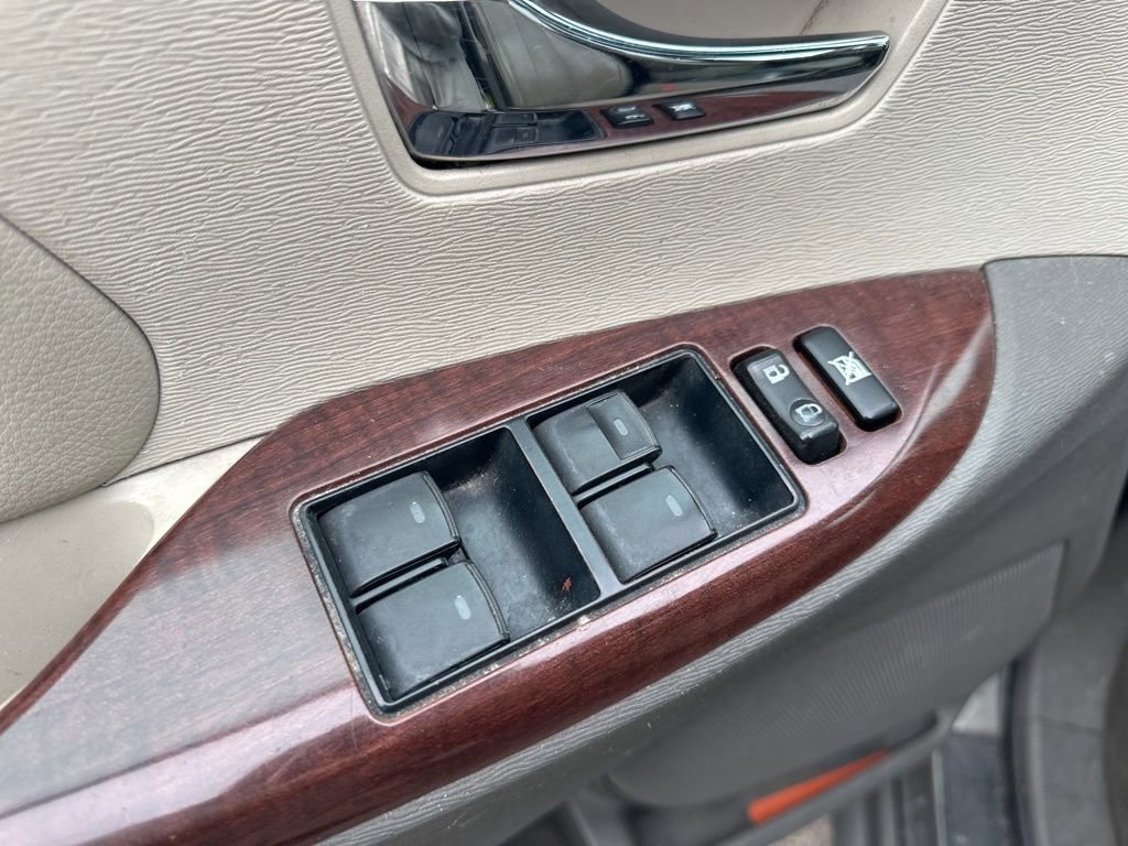 Used 2012 Toyota Sienna XLE image 17