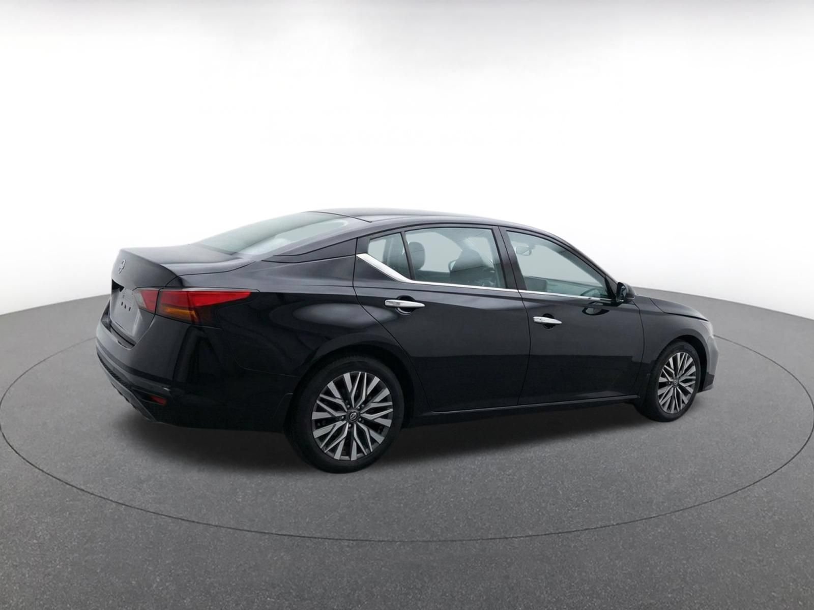 Used 2025 Nissan Altima 2.5 SV FWD image 10