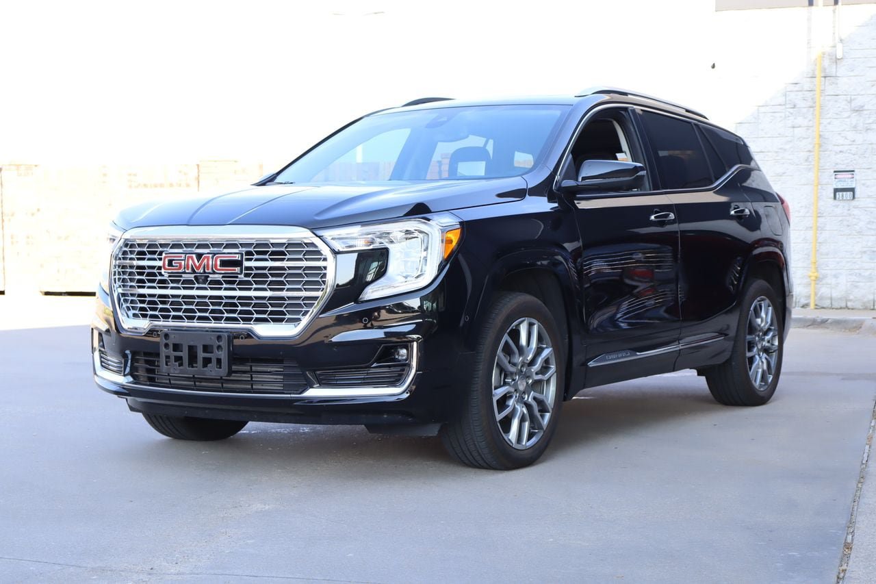 Used 2023 GMC Terrain Denali w/ Denali Premium Package AWD/4WD image 2