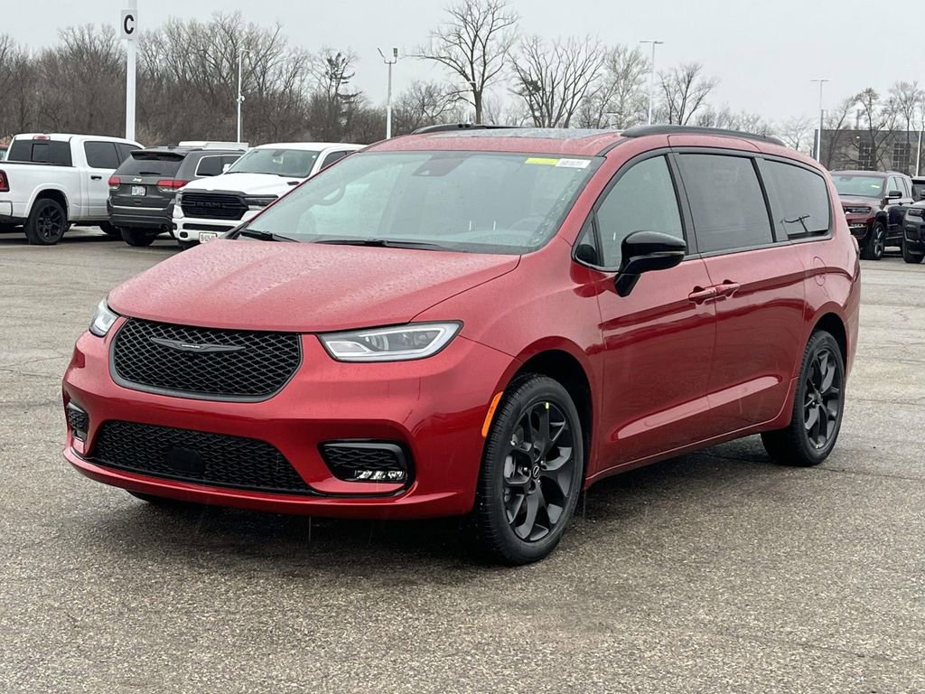 New 2026 Chrysler Pacifica Limited w/ S Appearance Package image 6