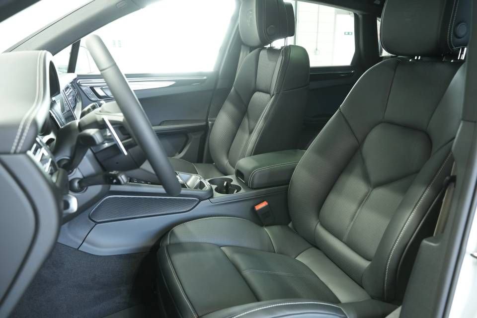 Certified 2025 Porsche Macan AWD/4WD image 5