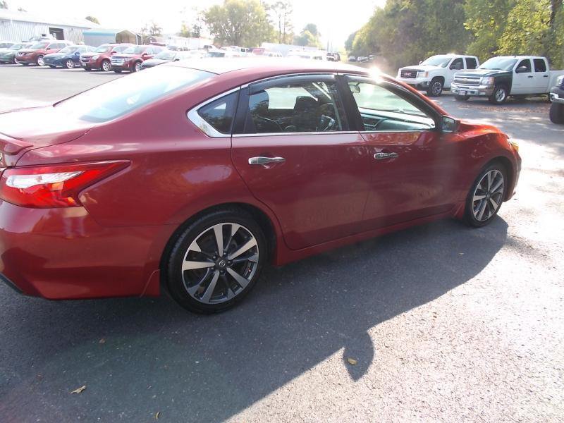 Used 2016 Nissan Altima 2.5 SR w/ LED Appearance Package FWD image 13