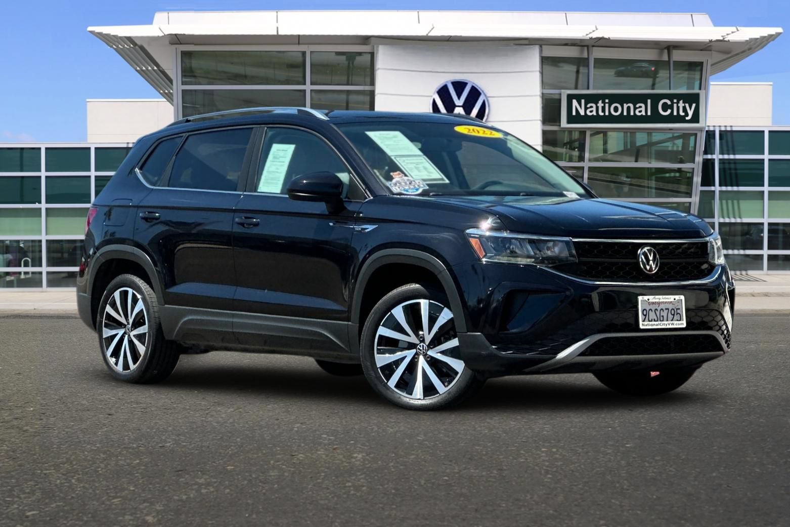 Used 2022 Volkswagen Taos SE FWD image 2
