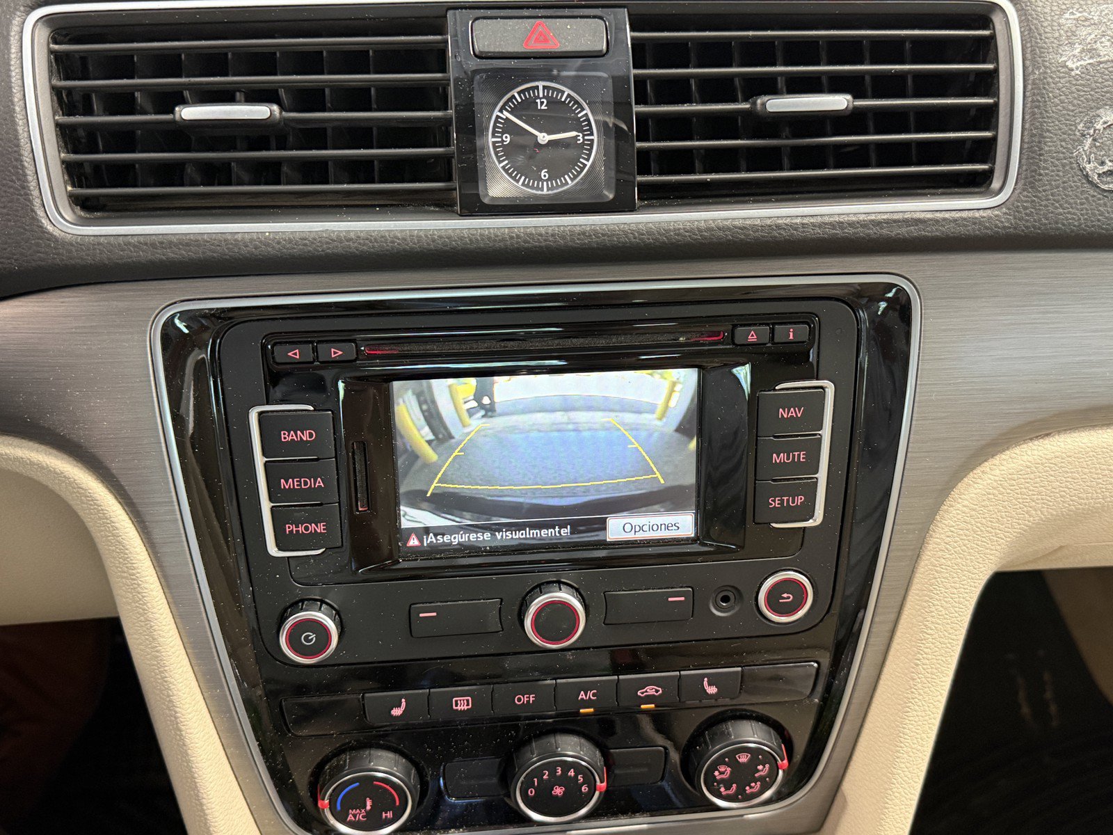 Used 2014 Volkswagen Passat TDI SE FWD image 12