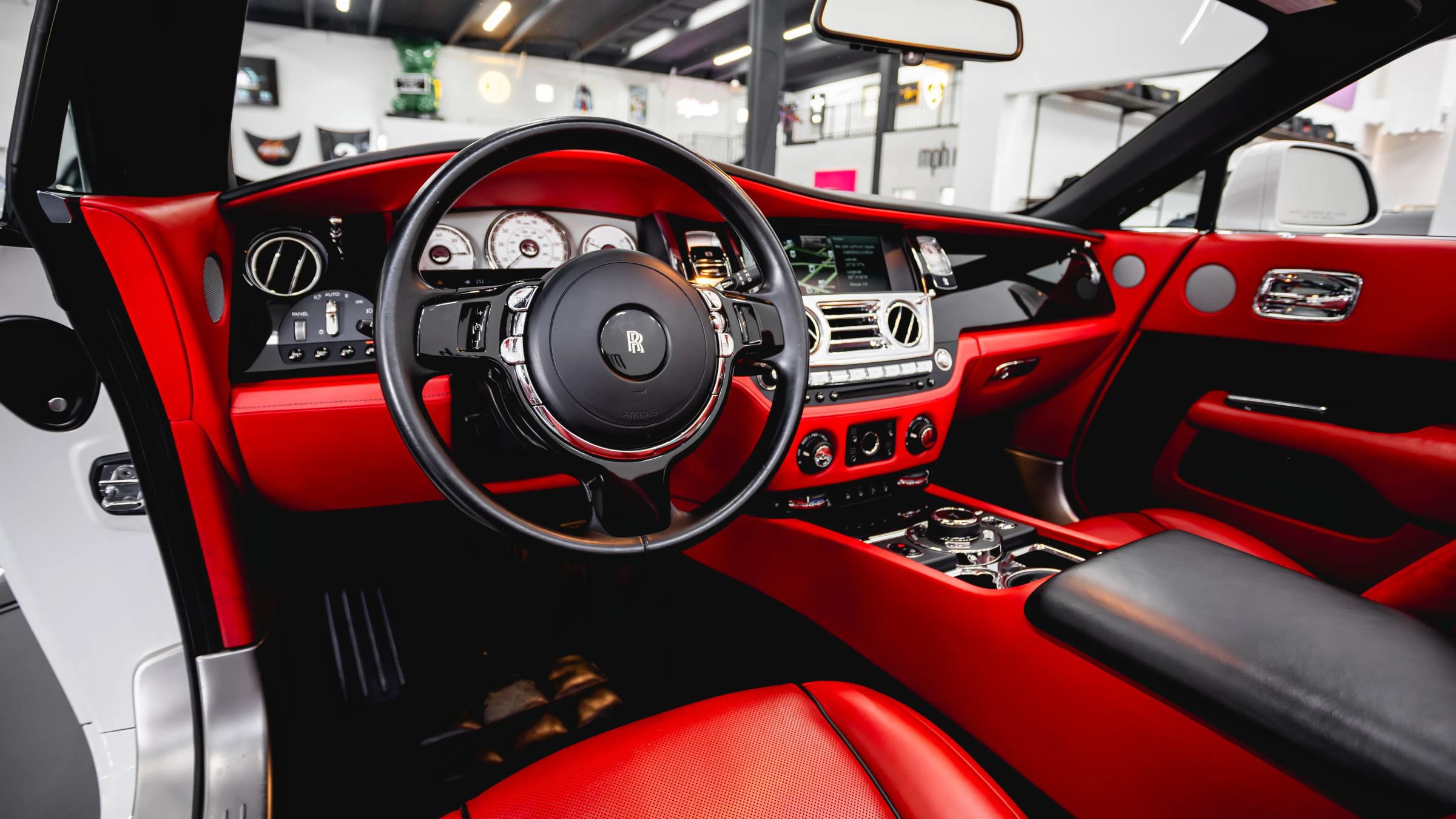 Used 2017 Rolls-Royce Dawn RWD image 53
