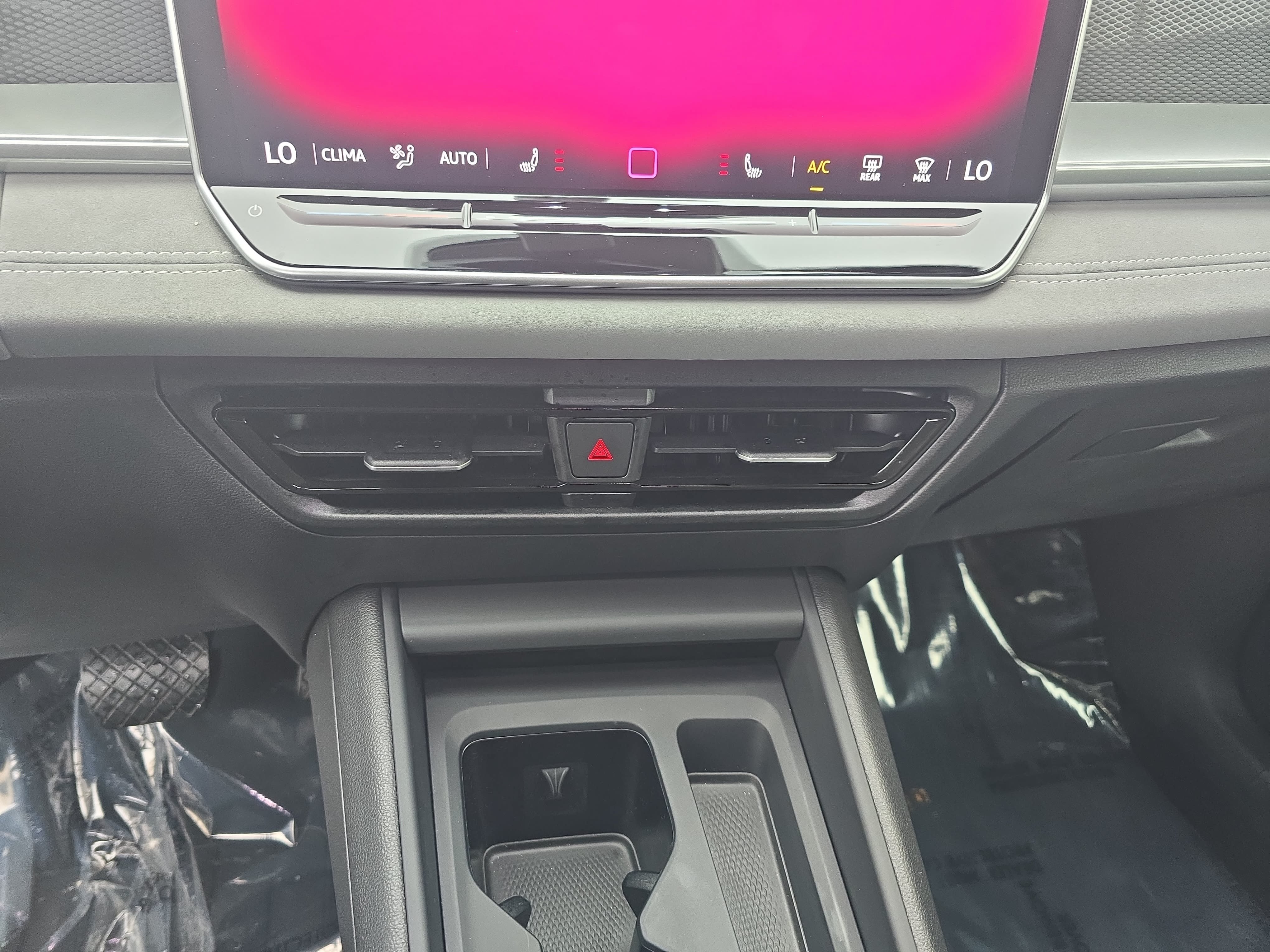 Used 2025 Volkswagen Tiguan SE AWD/4WD image 25