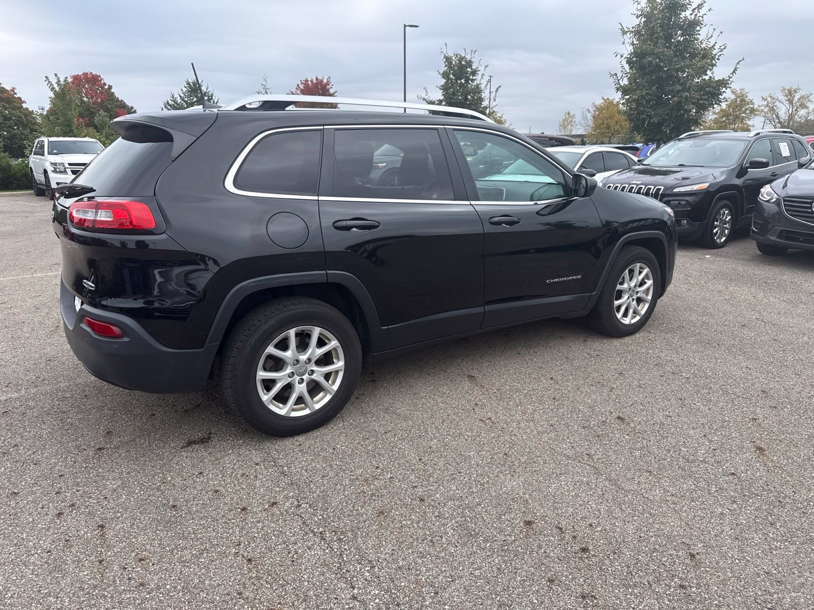 Used 2017 Jeep Cherokee Latitude w/ Cold Weather Group AWD/4WD image 5