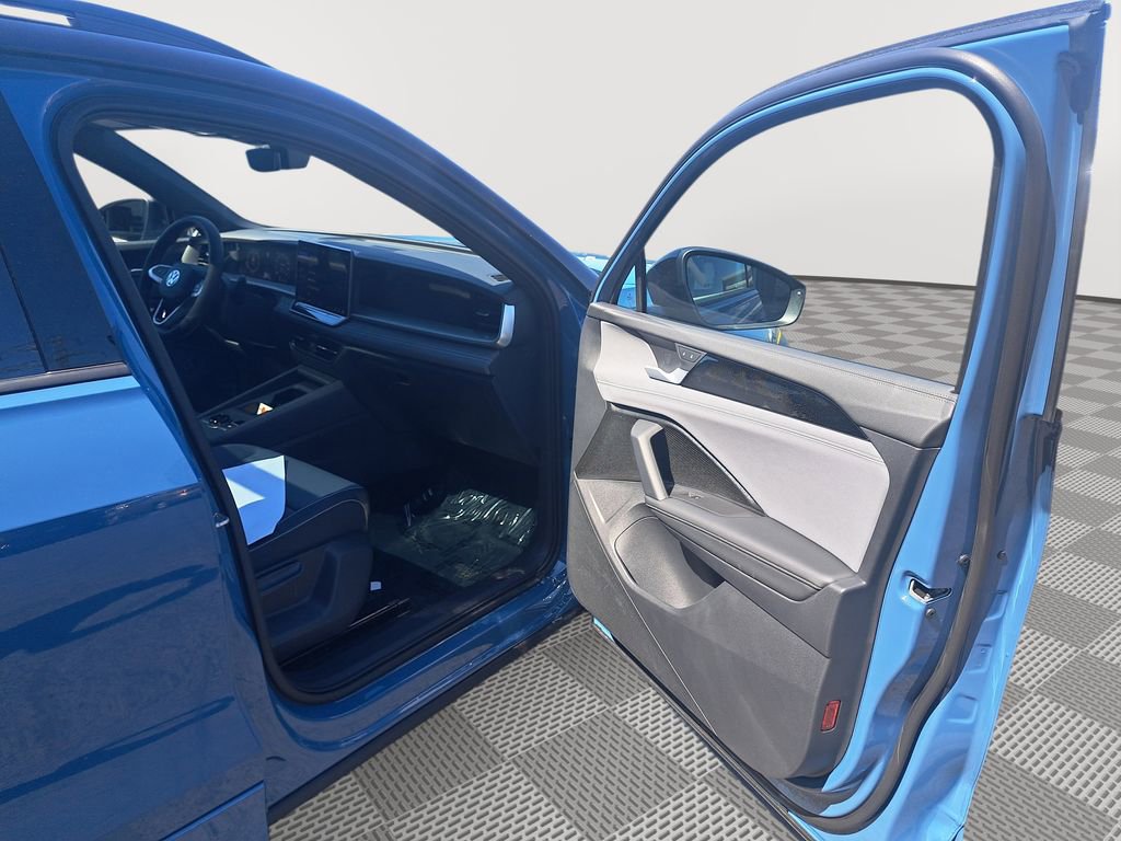 New 2025 Volkswagen Tiguan SE R-Line image 17