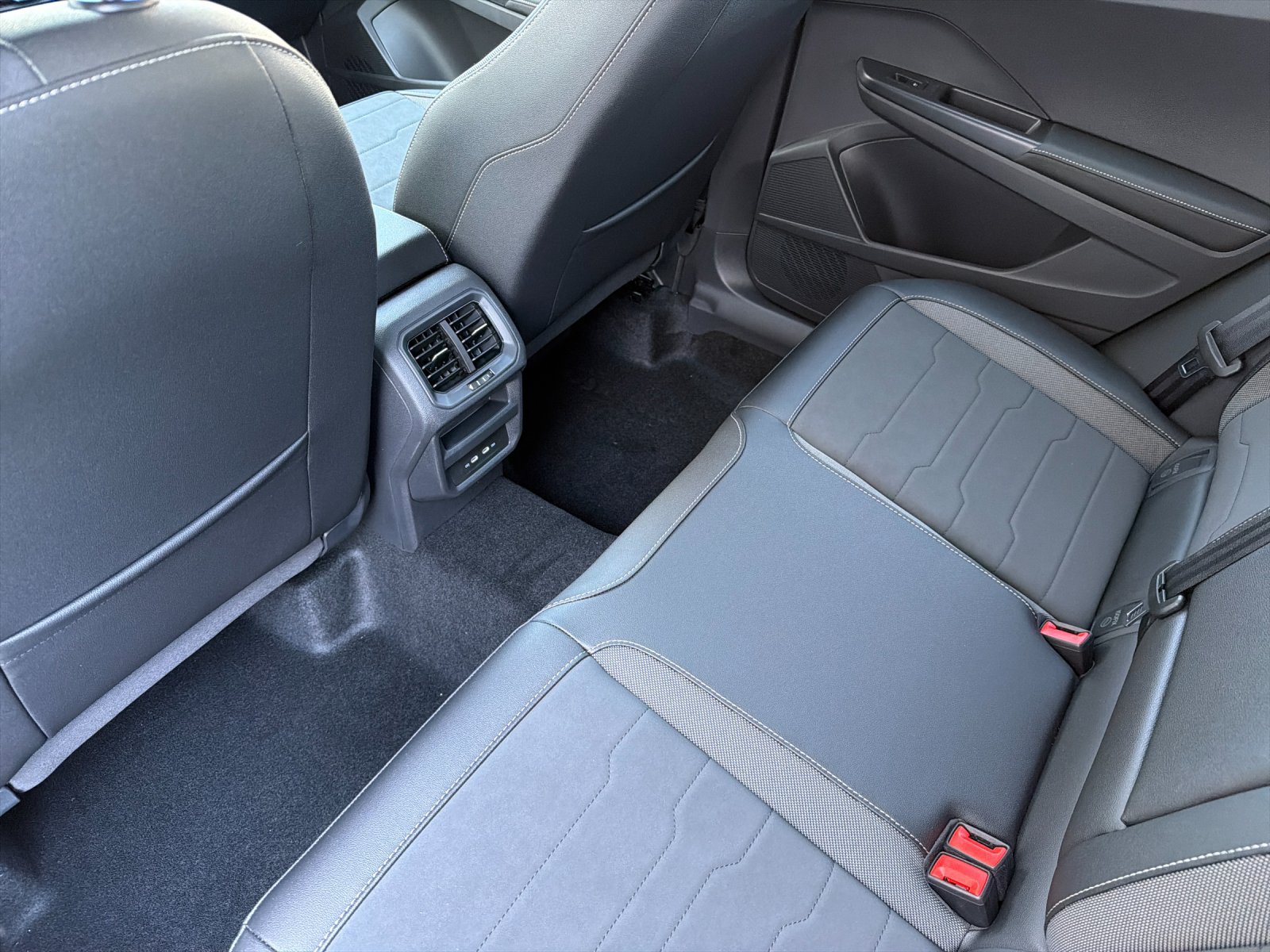 New 2027 Volkswagen Taos SE FWD image 12