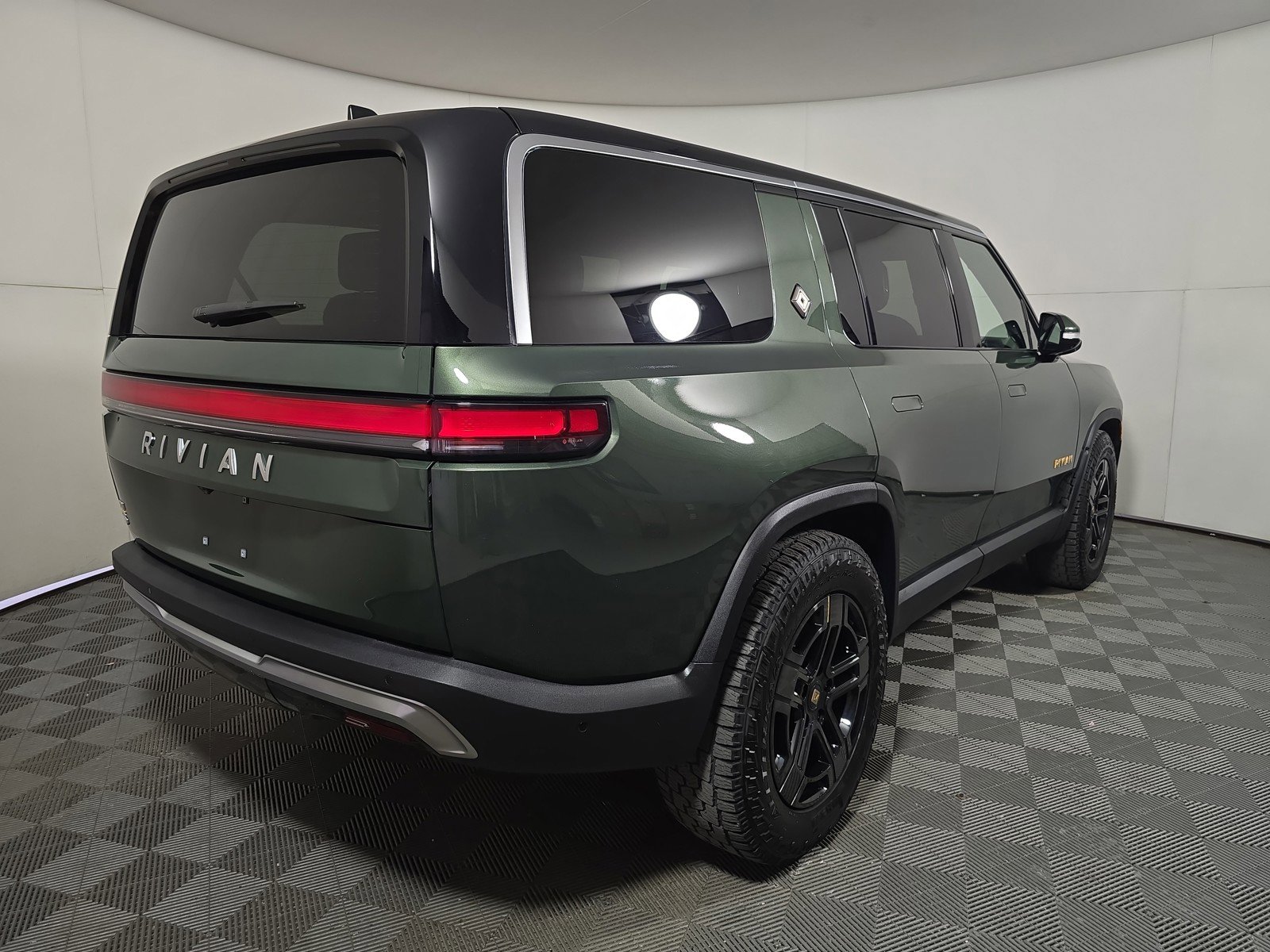 Used 2023 Rivian R1S Adventure image 5