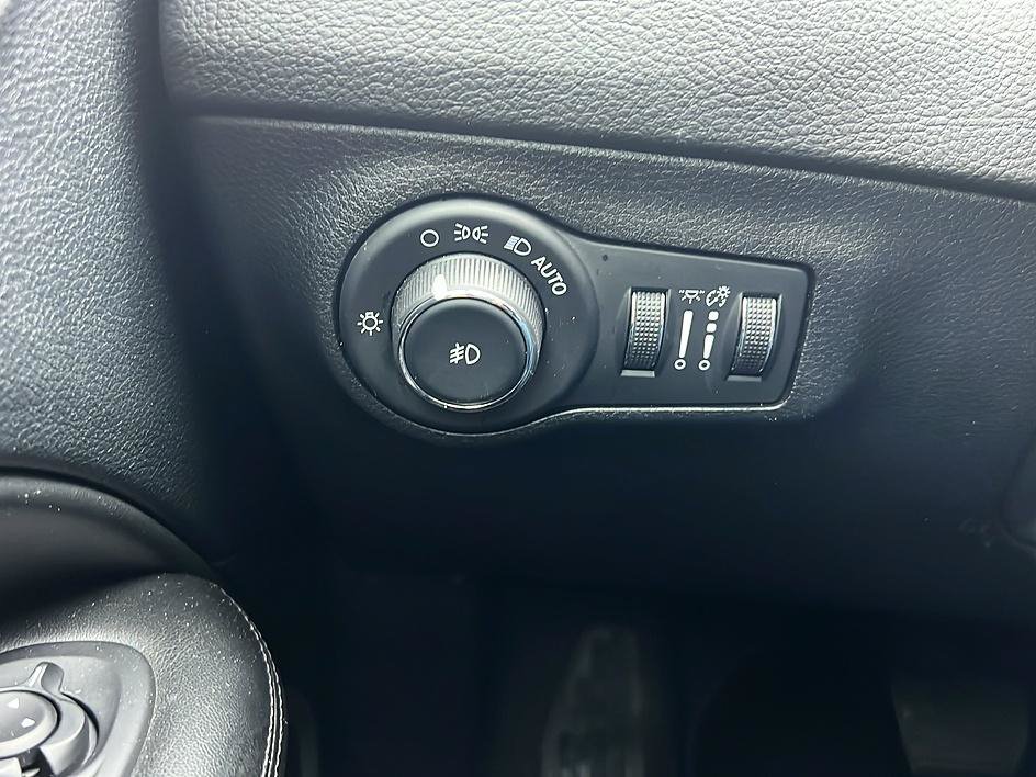 Used 2018 Jeep Compass Latitude w/ Popular Equipment Group FWD image 26