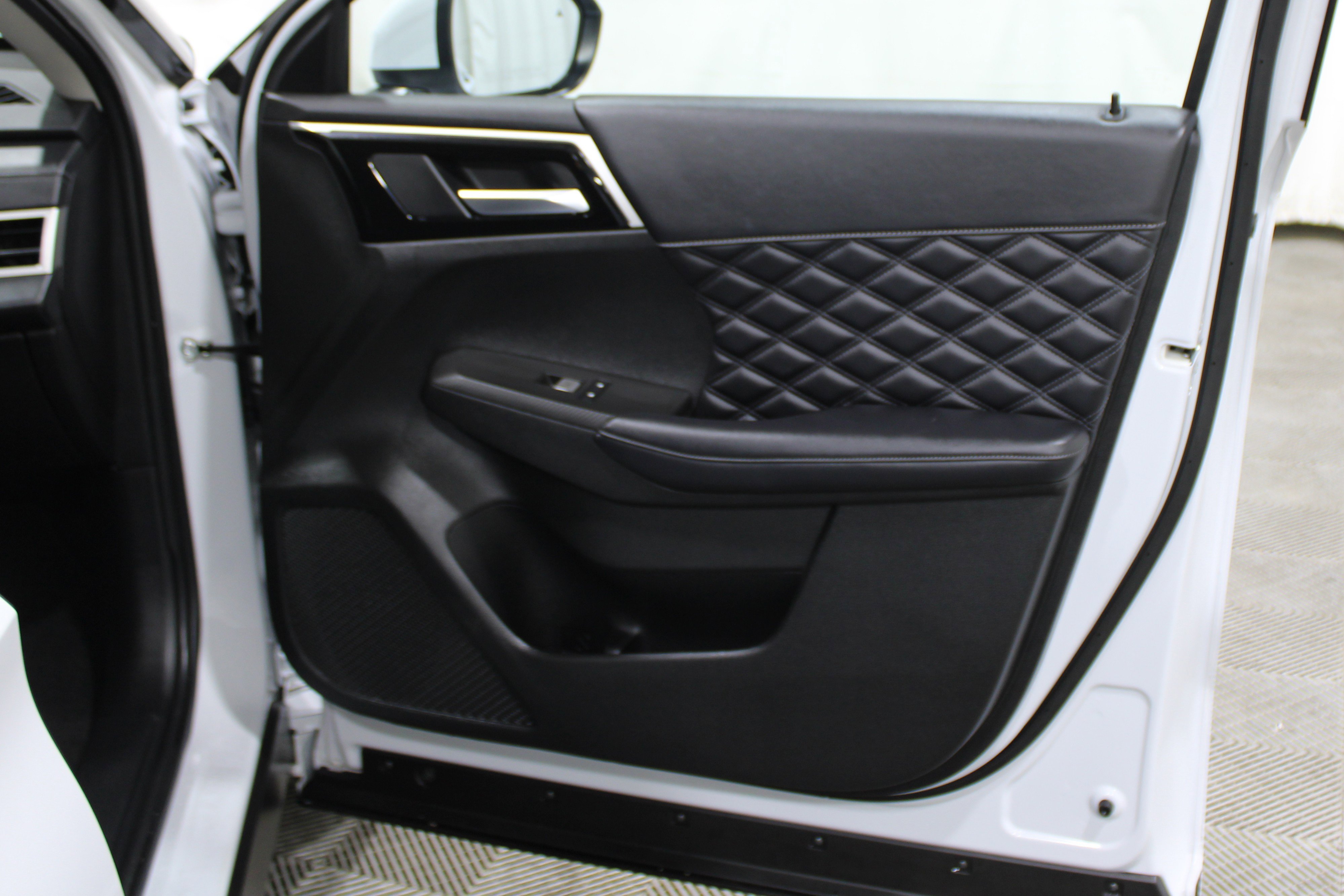 Used 2024 Mitsubishi Outlander SEL image 36