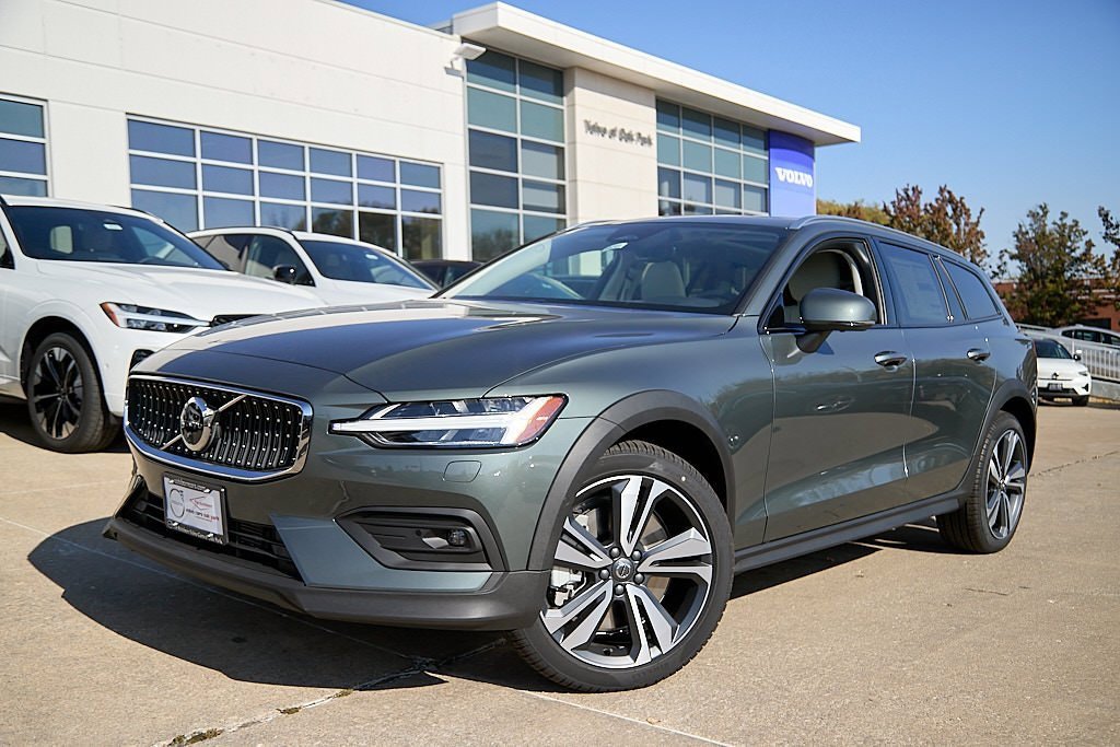 New 2026 Volvo V60 B5 Cross Country Plus w/ Climate Package