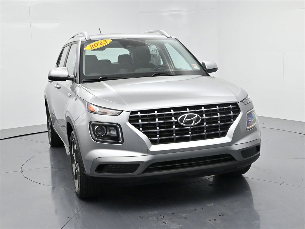 Used 2023 Hyundai Venue SEL image 2