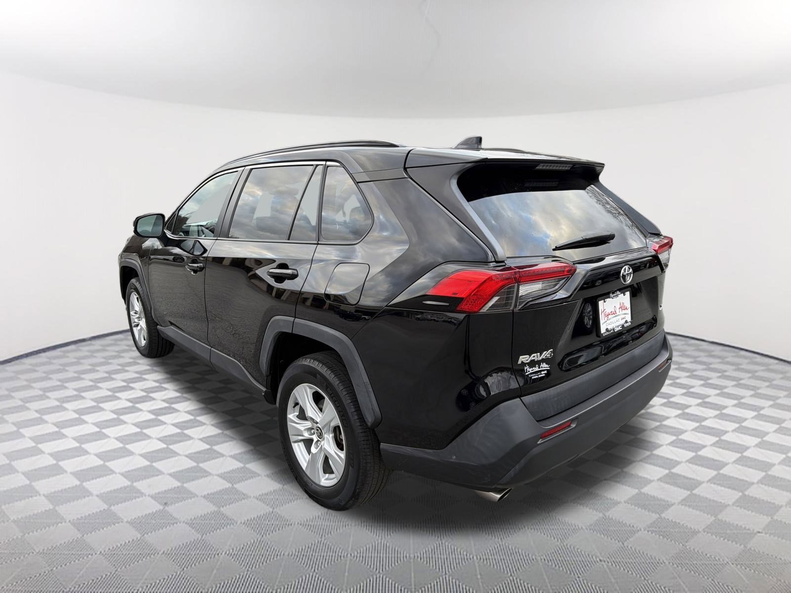 Used 2021 Toyota RAV4 XLE w/ Convenience Package image 18