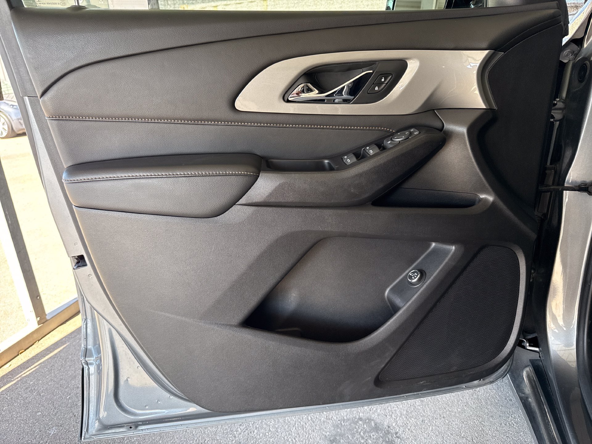 Used 2020 Chevrolet Traverse LT w/ Driver Confidence II Package AWD/4WD image 16