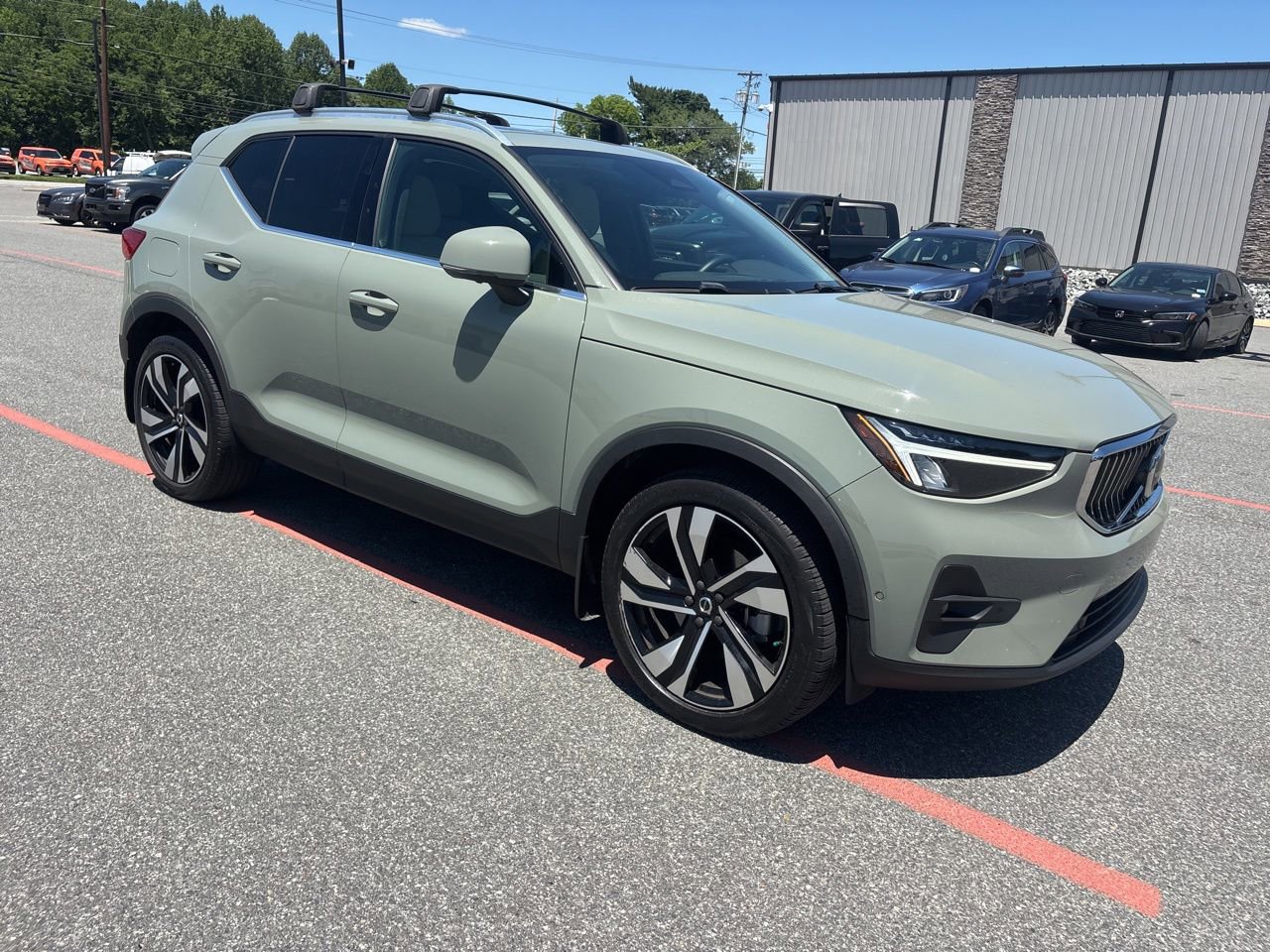 Used 2023 Volvo XC40 B5 Plus w/ Protection Package Premier AWD/4WD image 9