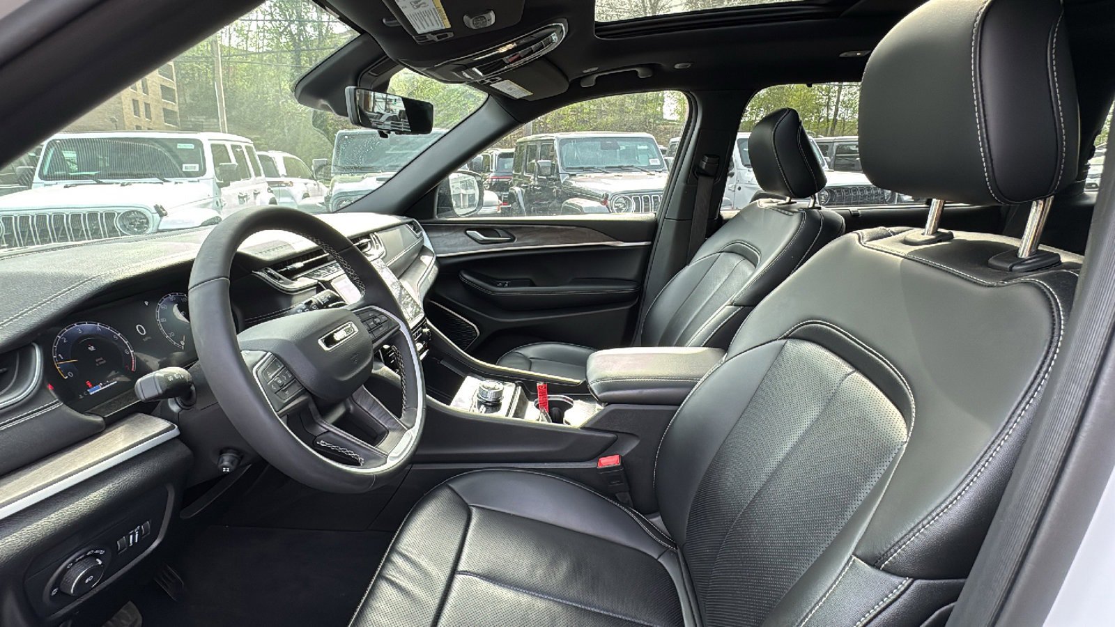 Certified 2025 Jeep Grand Cherokee L Limited w/ Luxury Tech Group II AWD/4WD image 14