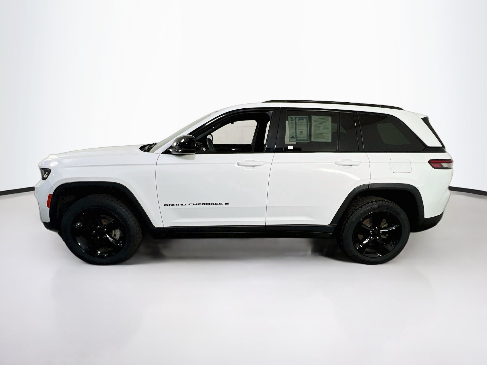 Used 2023 Jeep Grand Cherokee Altitude AWD/4WD image 8