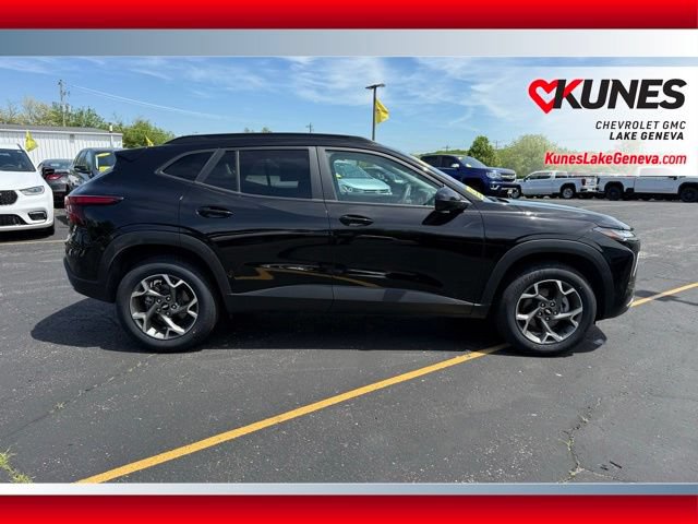 Used 2025 Chevrolet Trax LT FWD image 3