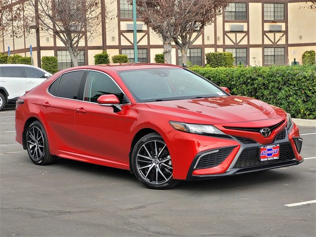 Used 2024 Toyota Camry SE image 2