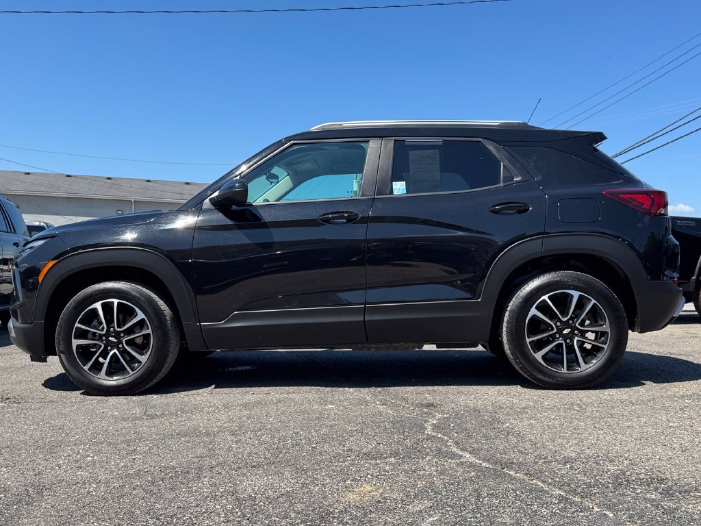 Used 2025 Chevrolet TrailBlazer LT AWD/4WD image 3