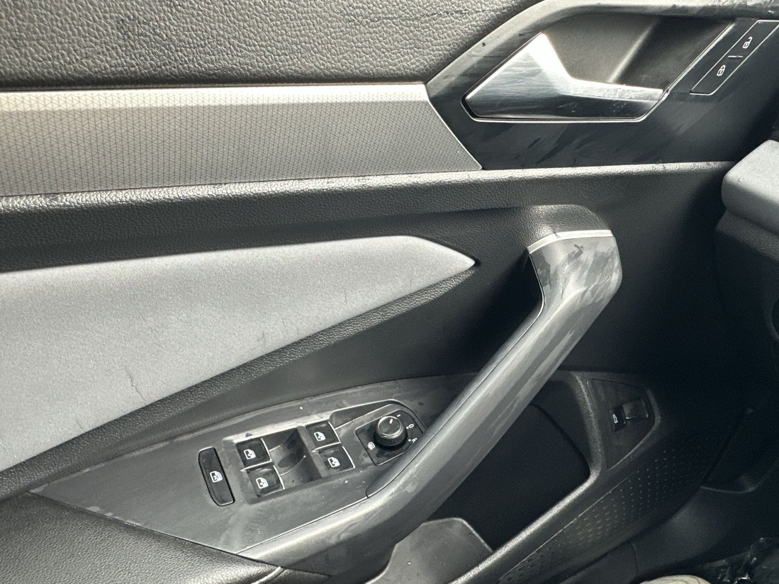 Used 2025 Volkswagen Jetta SE FWD image 23