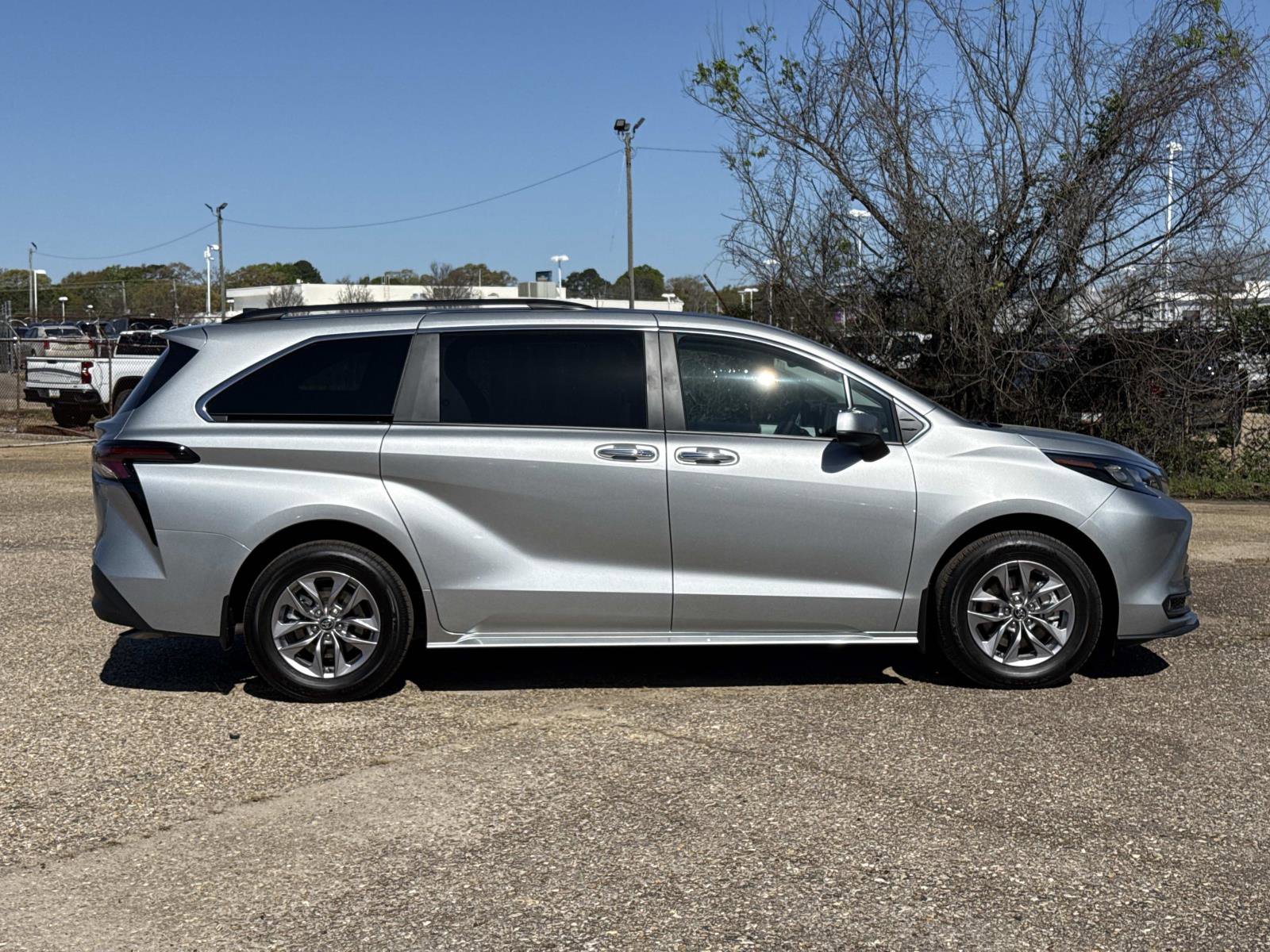 Used 2025 Toyota Sienna XLE image 2