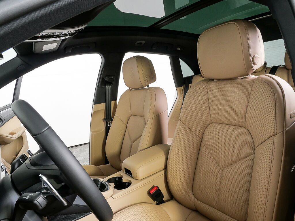 Certified 2026 Porsche Macan Turbo AWD/4WD image 5