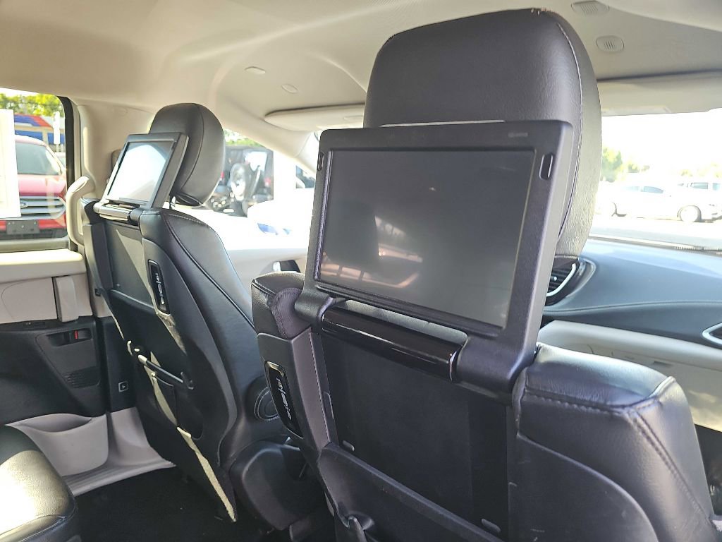 Used 2022 Chrysler Pacifica Touring-L w/ Uconnect Theater Family Group image 53