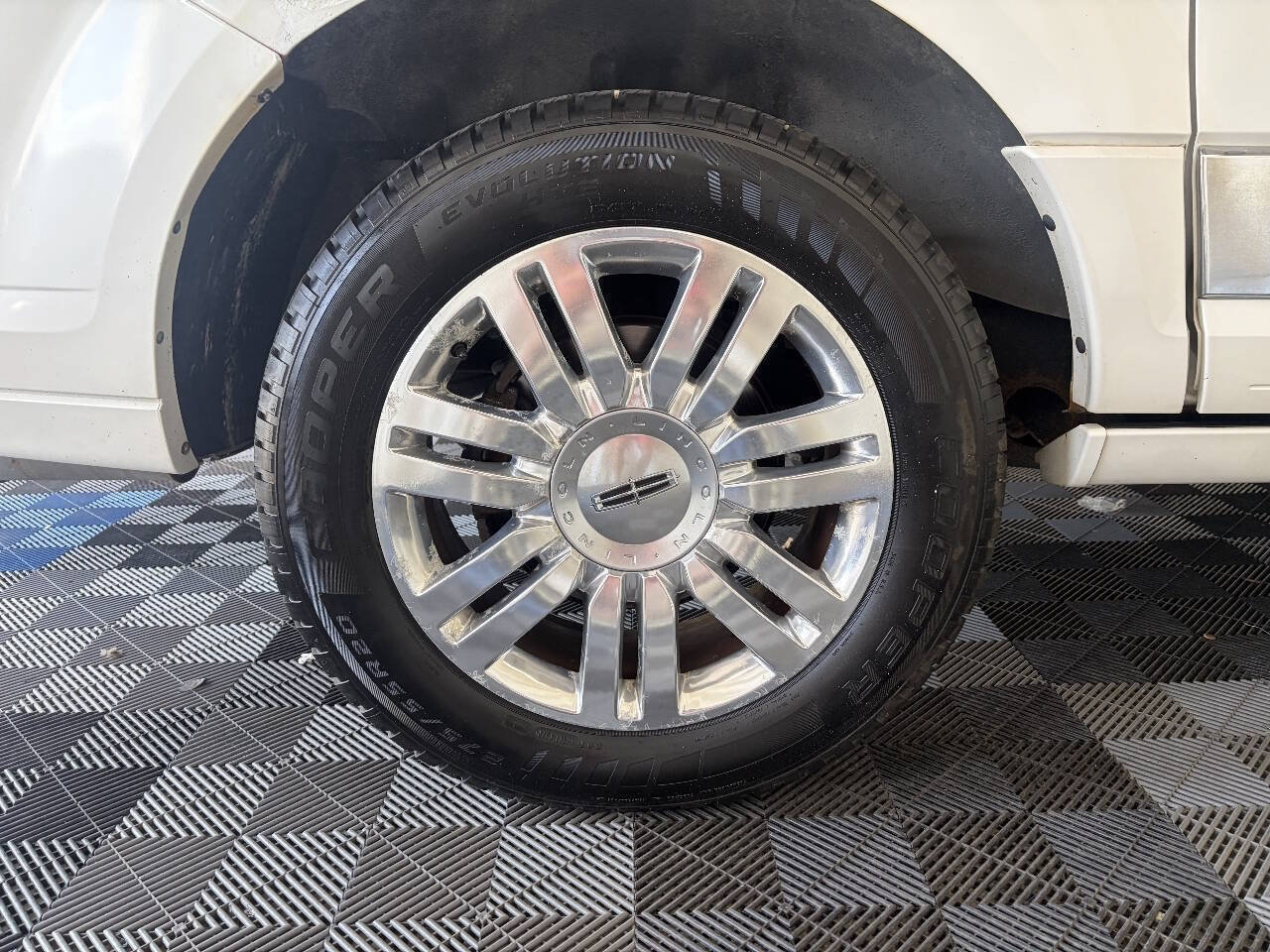 Used 2014 Lincoln Navigator L 4WD image 29
