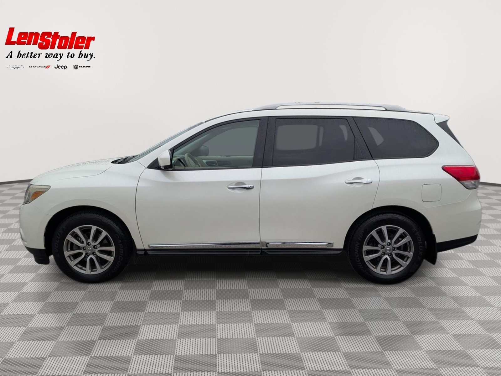Used 2015 Nissan Pathfinder SL w/ SL Tech Package FWD image 2