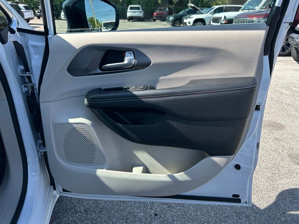 Used 2024 Chrysler Pacifica Touring-L FWD image 18