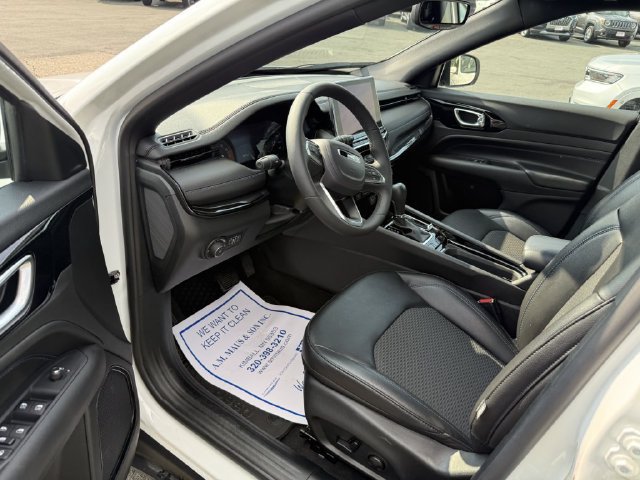 Used 2025 Jeep Compass Latitude w/ Convenience Group AWD/4WD image 10