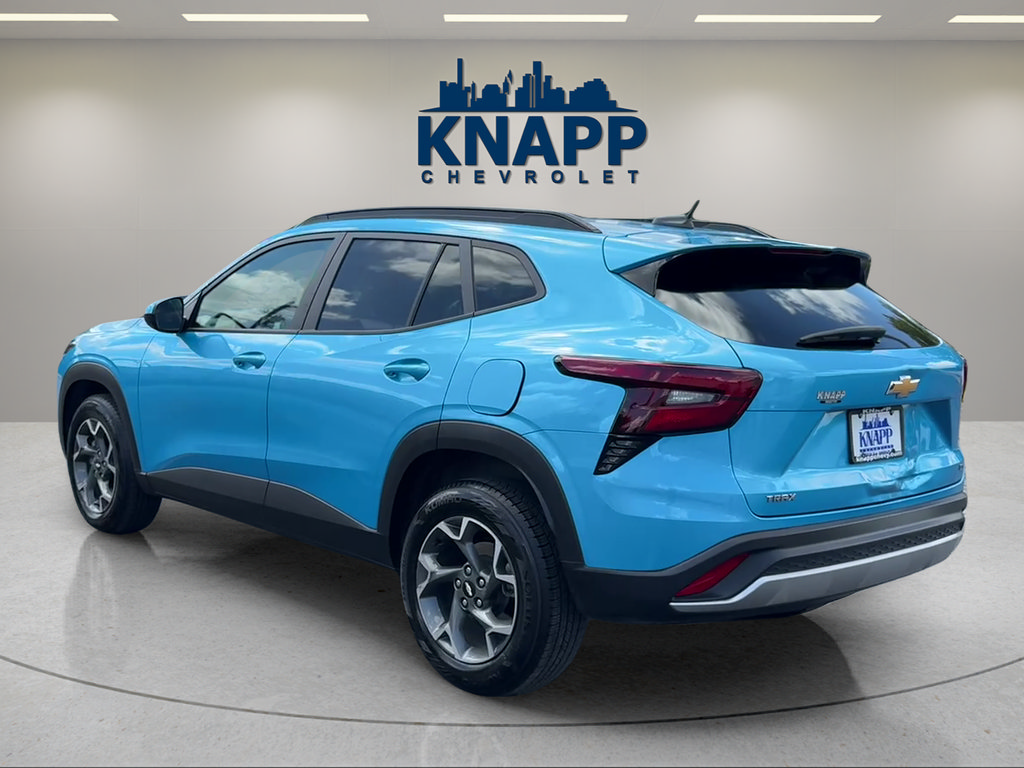Used 2025 Chevrolet Trax LT FWD image 3