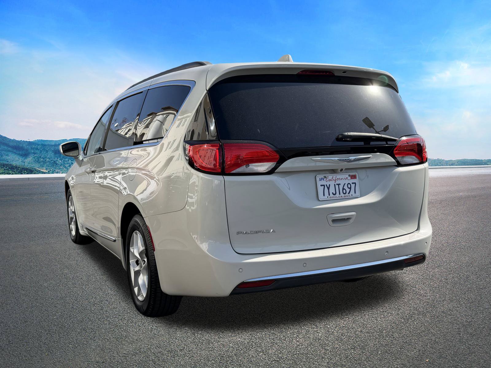 Certified 2017 Chrysler Pacifica Touring-L w/ Tire & Wheel Group FWD image 8