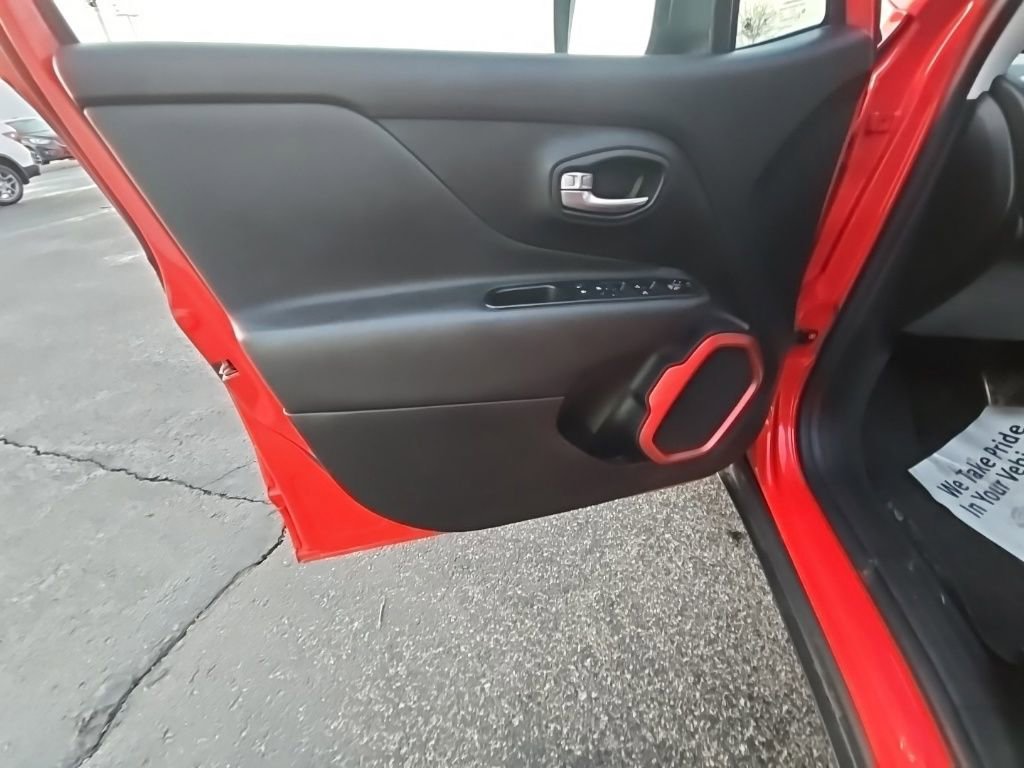 Used 2016 Jeep Renegade Trailhawk w/ Premium Trailhawk Package image 13