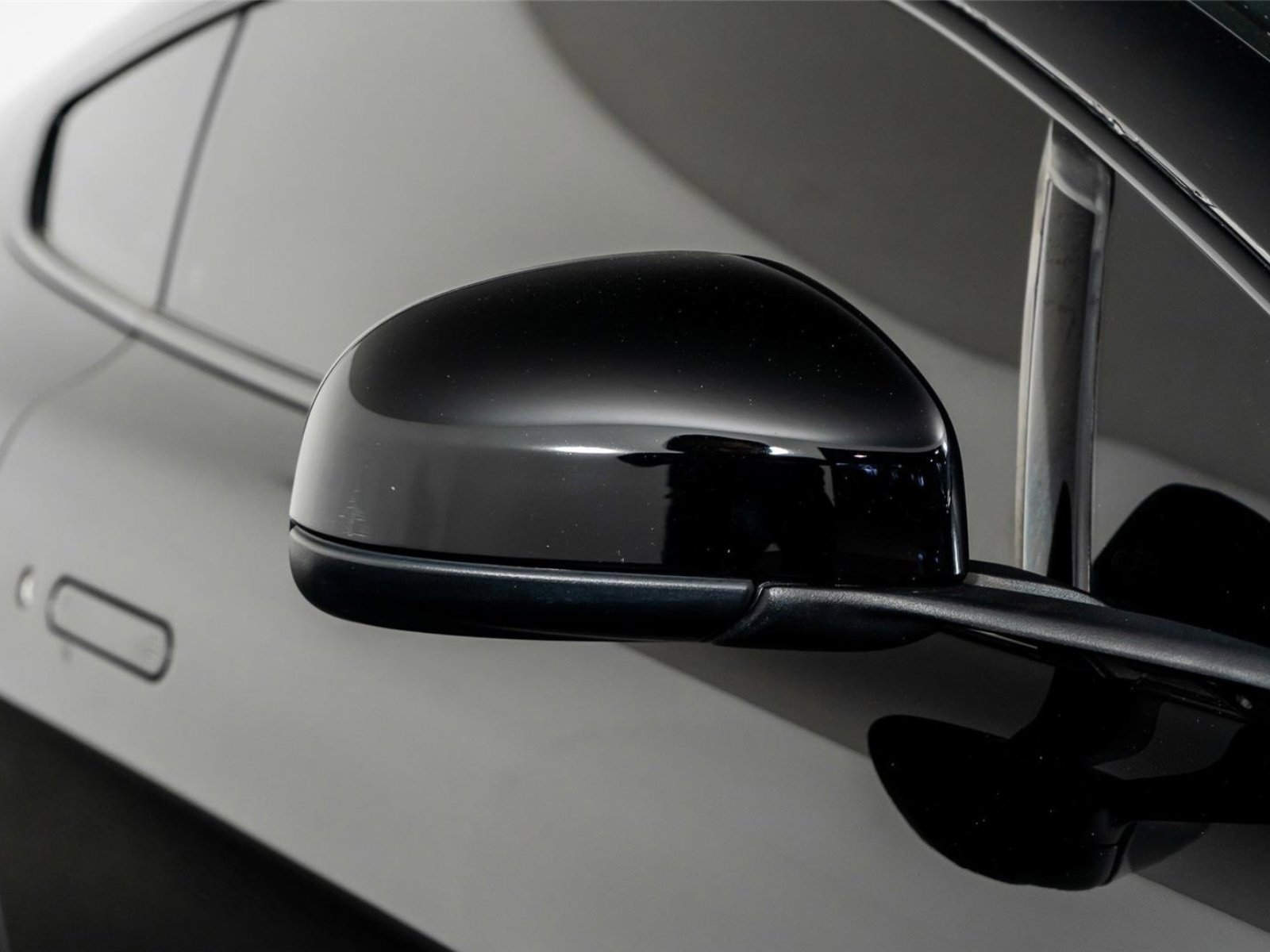Used 2015 Aston Martin V8 Vantage GT image 25