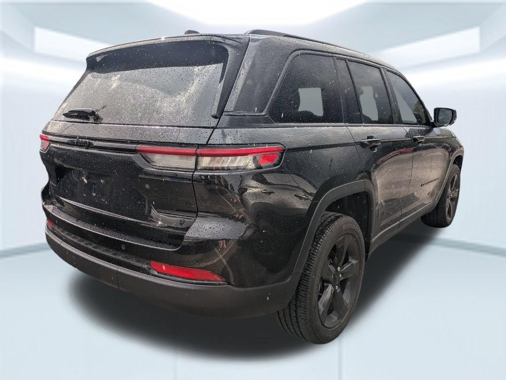 Used 2025 Jeep Grand Cherokee Altitude RWD image 6