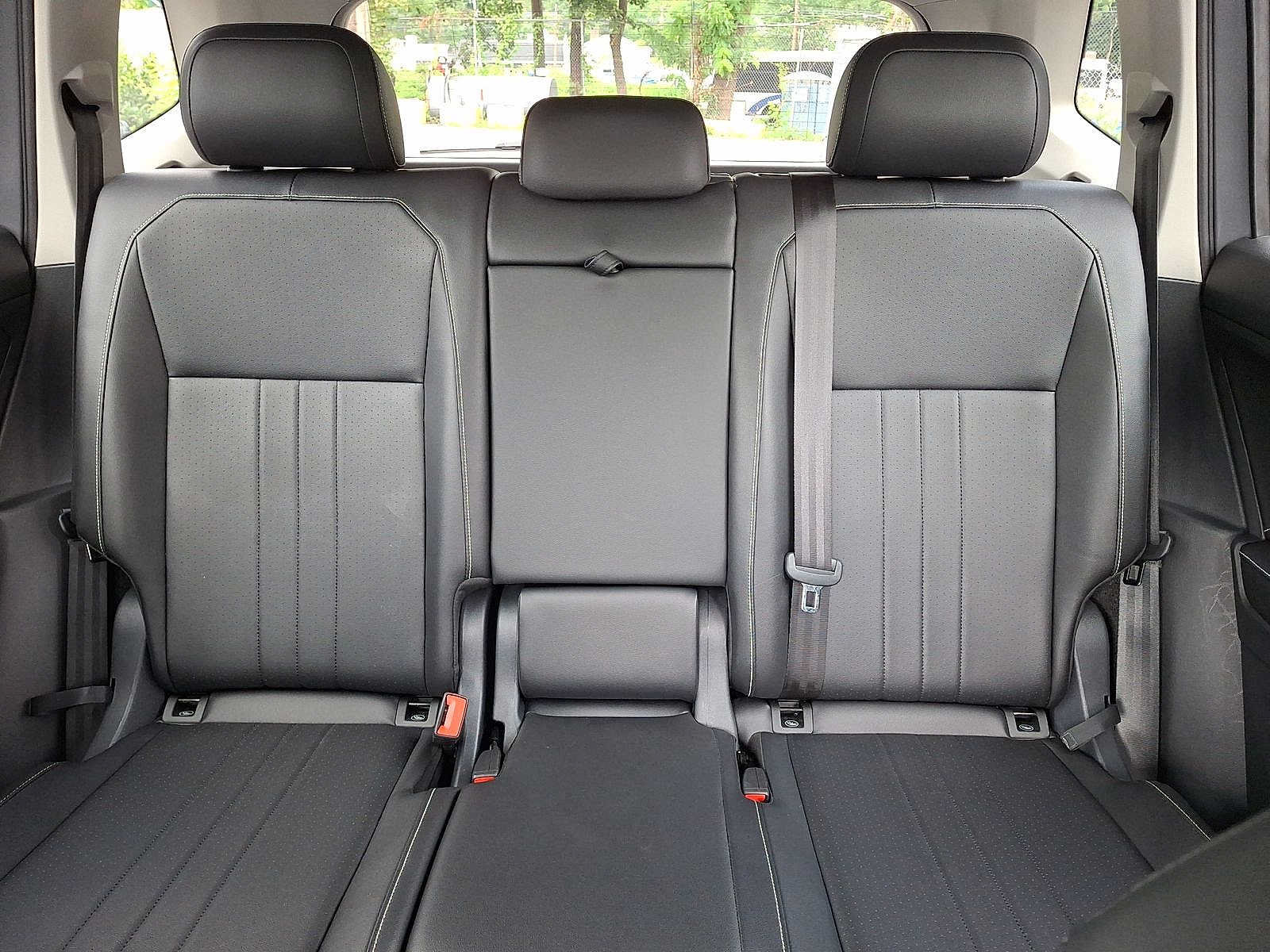 Used 2024 Volkswagen Tiguan SE w/ Panoramic Sunroof Package AWD/4WD image 11