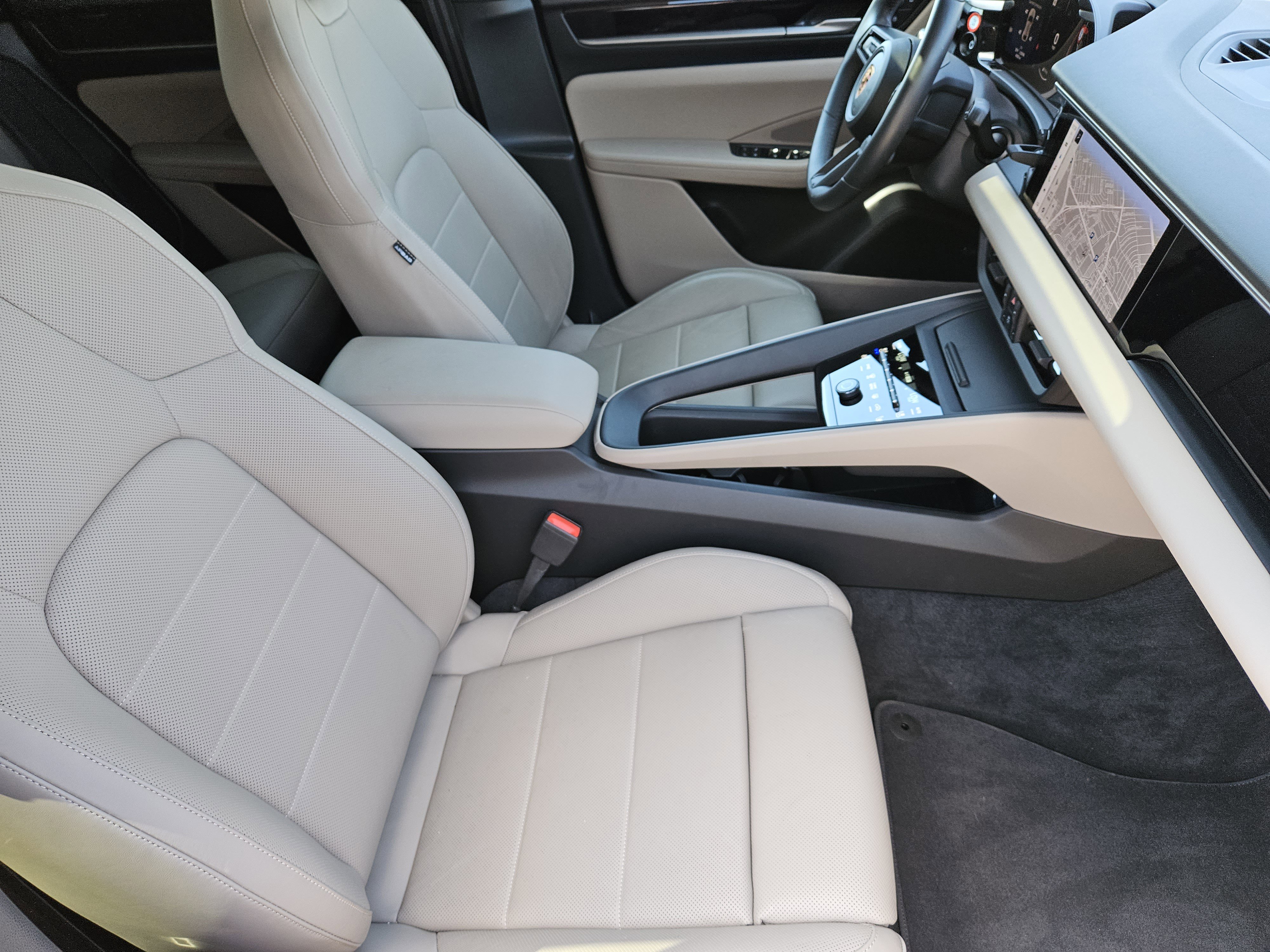 Certified 2025 Porsche Macan 4 Electric image 15