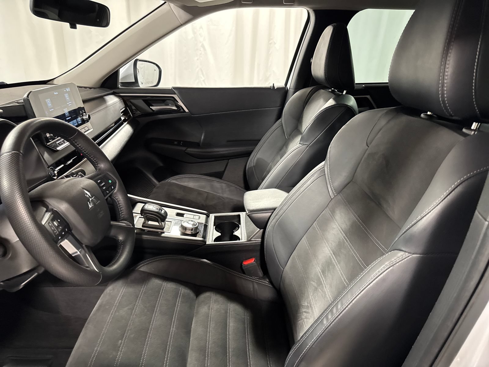 Used 2023 Mitsubishi Outlander SE AWD/4WD image 3