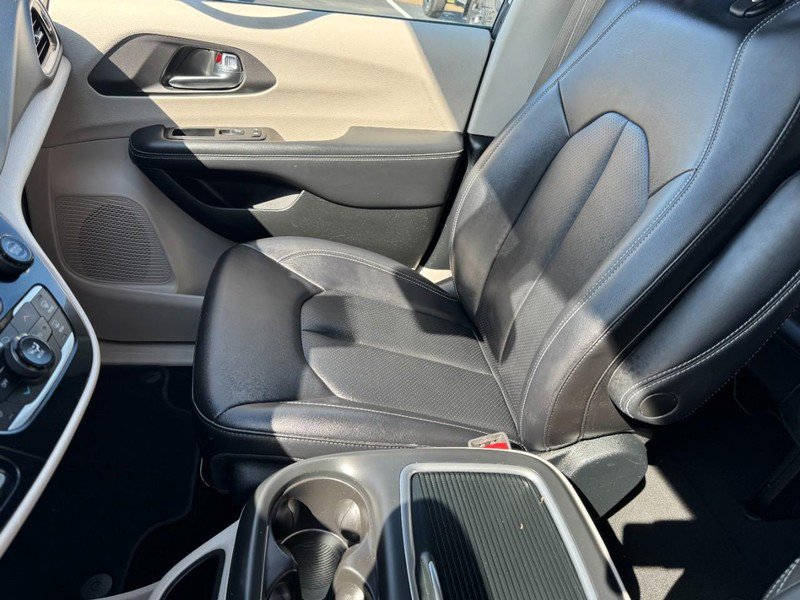 Used 2024 Chrysler Pacifica Touring-L FWD image 14